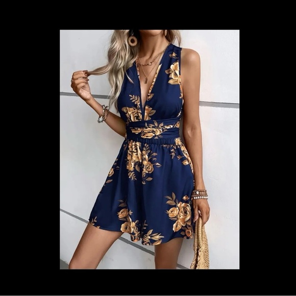 NWOT Elegant Floral Navy Tie Jumpsuit Size L - Picture 1 of 10